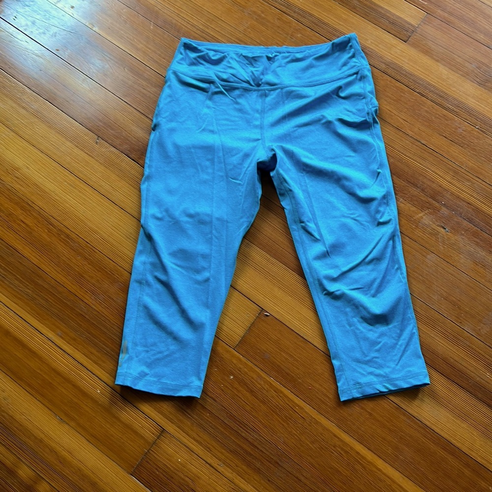 Aqua stripe capri leggings — your FREE GIFT with purchase! 🛍️🎁🛍️